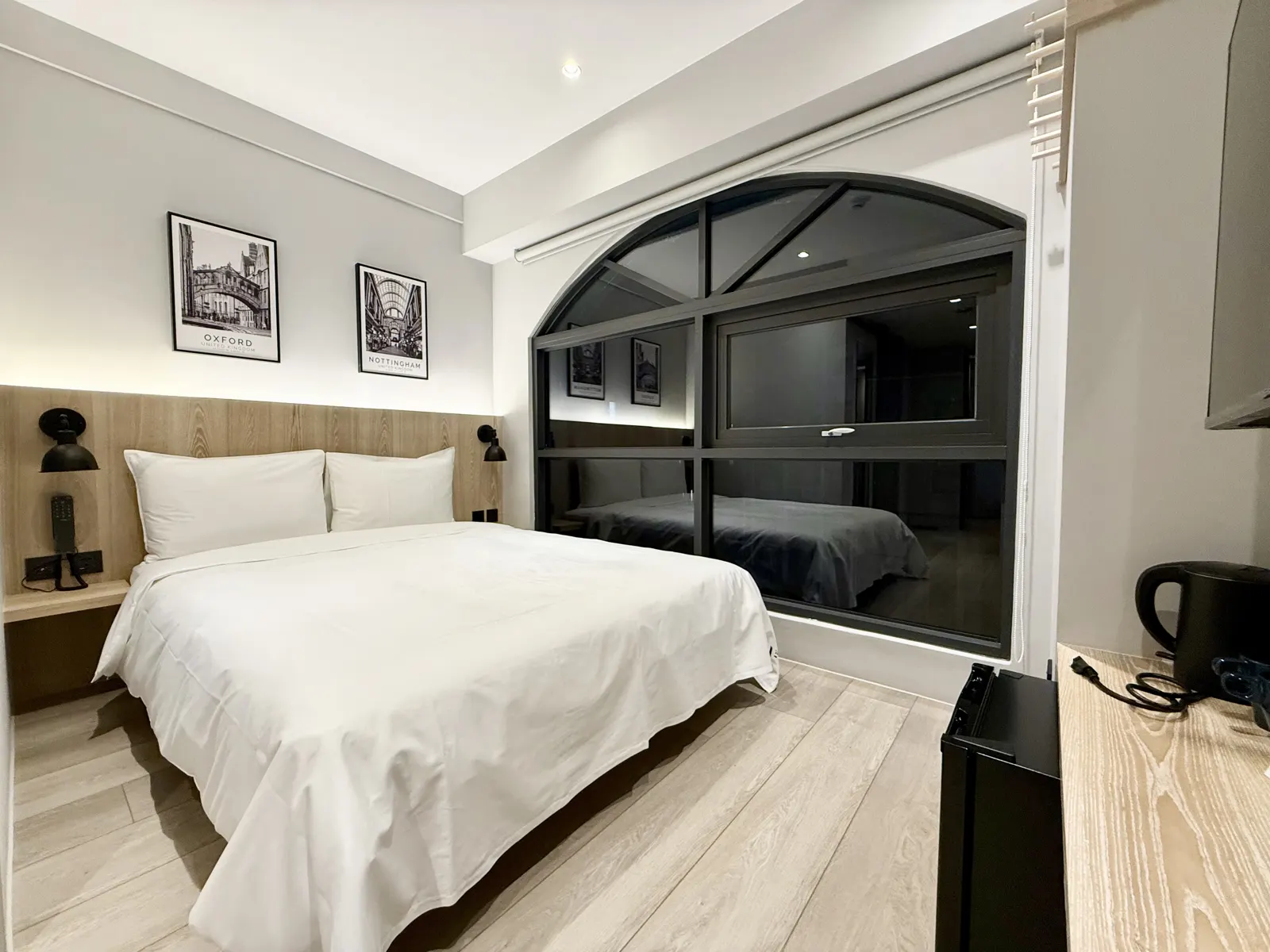 N2 HOTEL 高級雙人房，拱形大窗與木質床頭